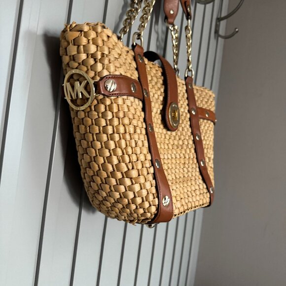 MICHAEL KORS RAFFIA SANTORINI TOTE PURSE, STRAW W/ GOLD CHAIN & BROWN LEATHER - Picture 3 of 11
